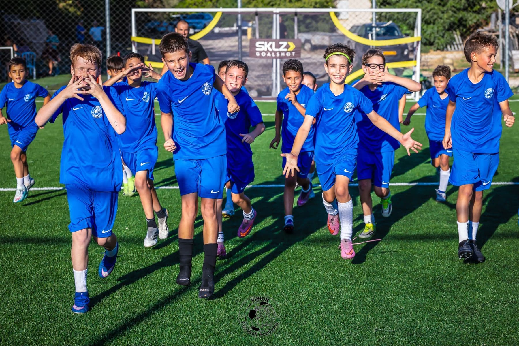 שחקני האקדמיה רצים וחוגגים על המגרש